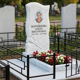 Памятник с розой и портретом из белого мрамора