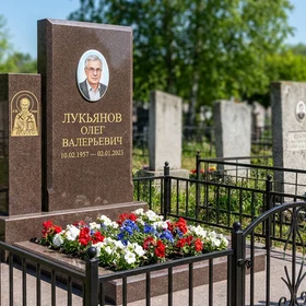 Памятник с иконой и портретом из дымовского гранита