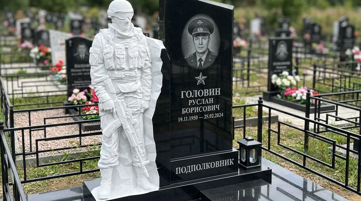Пример дизайна: Комбинированный памятник Военному с барельефом солдата и звездой — фото и цена