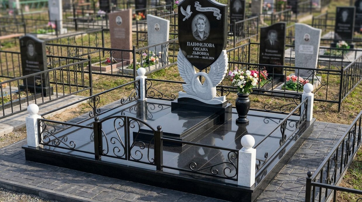 Пример дизайна: Комбинированный памятник с лебедем и гравировкой голубей — фото и цена