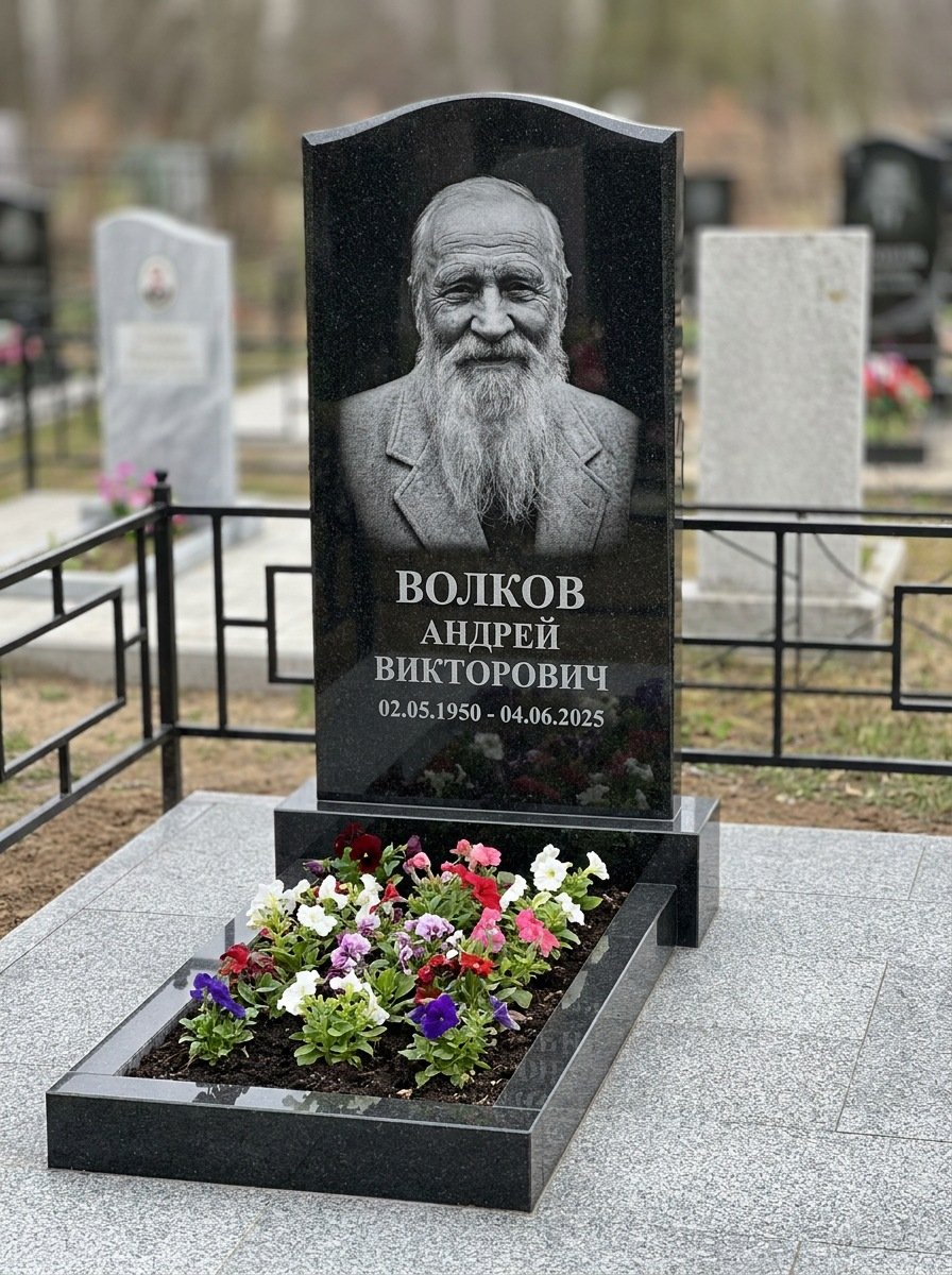 Портрет на памятнике в Сургуте — Старый снимок восстановили, портрет по грудь — гравировка